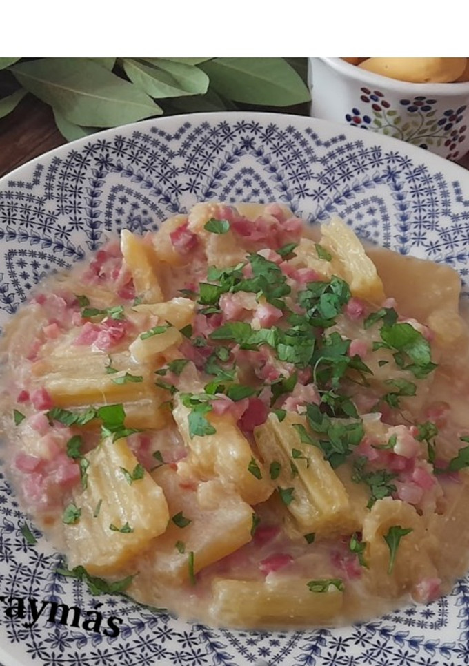 Una foto de Cardo en salsa de almendra