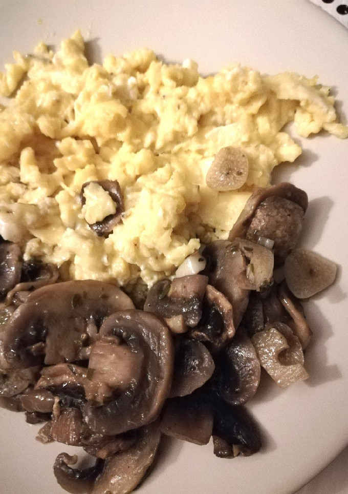 Una foto de Cena rápida - champiñones al microondas y huevo revuelto