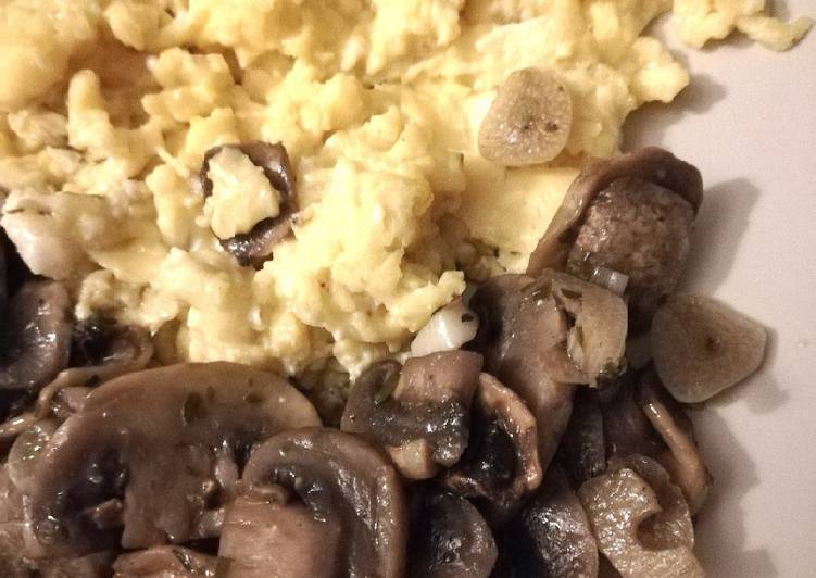 Cena rápida - champiñones al microondas y huevo revuelto