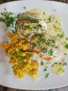 Una foto de #Pescado al horno, en rollitos, con salsa de limón
