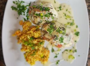 Una foto de #Pescado al horno, en rollitos, con salsa de limón
