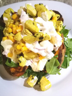 Una foto de Ensalada de pollo y queso crema sobre cama de boniato al horno