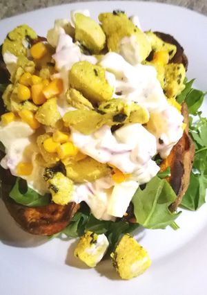 Una foto de Ensalada de pollo y queso crema sobre cama de boniato al horno
