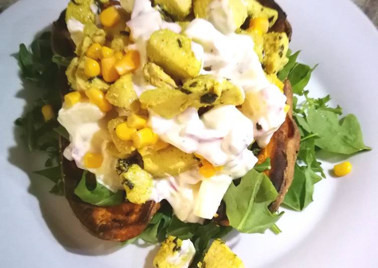 Ensalada de pollo y queso crema sobre cama de boniato al horno