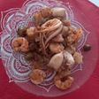 Mariscada y filet al ajillo, con repollitos de Bruselas al horno