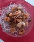 Mariscada y filet al ajillo, con repollitos de Bruselas al horno