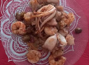 Una foto de Mariscada y filet al ajillo, con repollitos de Bruselas al horno