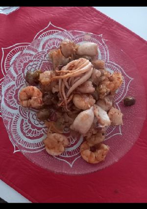 Una foto de Mariscada y filet al ajillo, con repollitos de Bruselas al horno