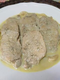 Una foto de Cinta de lomo en salsa al ajillo