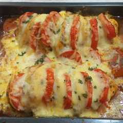 Una foto de Pechuga de pollo con queso y tomate-jugosa y deliciosa