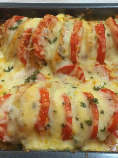 Una foto de Pechuga de pollo con queso y tomate-jugosa y deliciosa