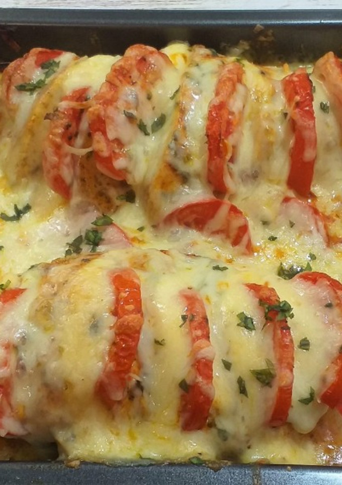 Una foto de Pechuga de pollo con queso y tomate-jugosa y deliciosa