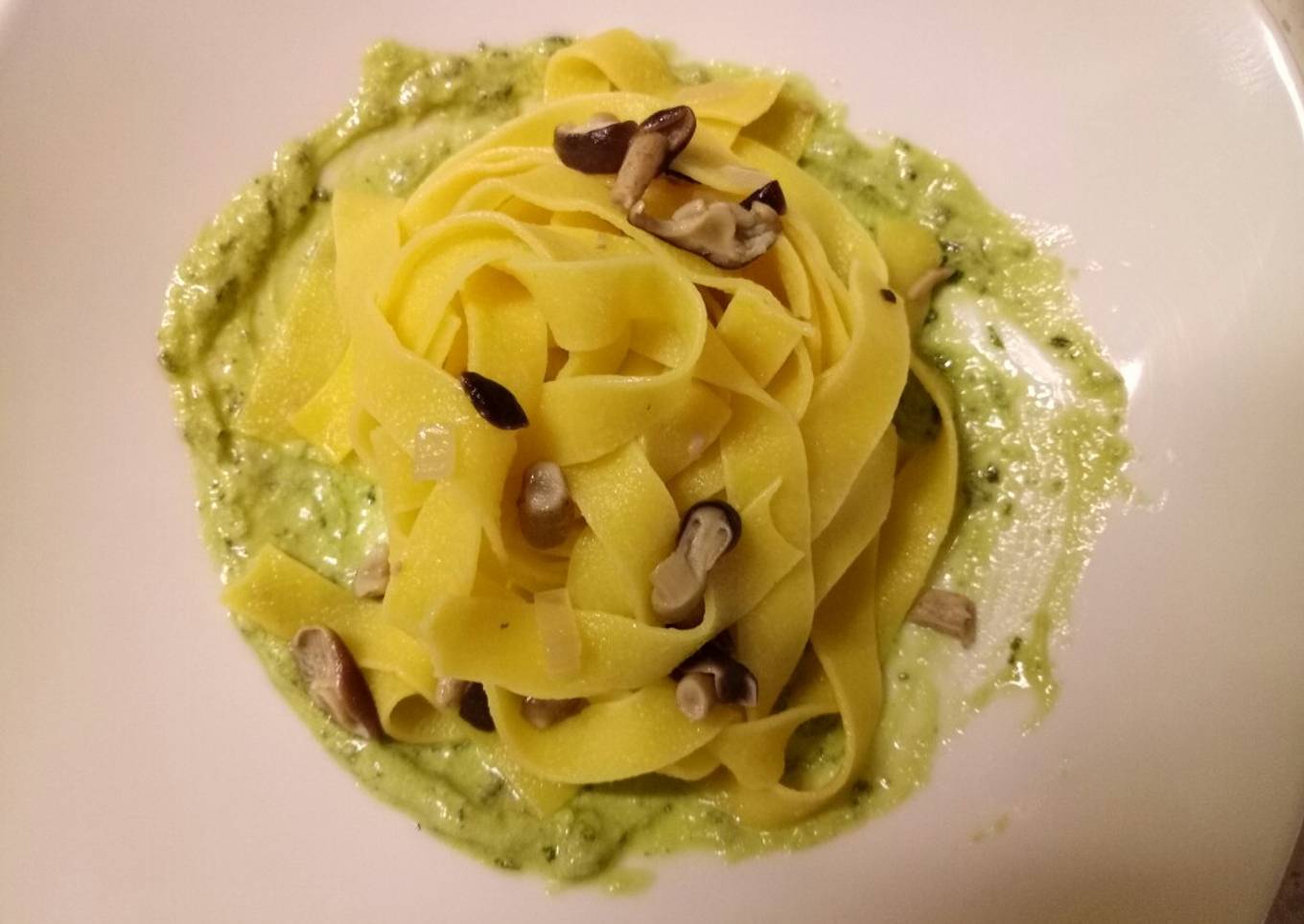 Fettuccine with mushrooms, Basil and goat's cheese