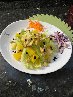 Una foto de Ensalada 🥗 de pollo 🐔 y piña 🍍