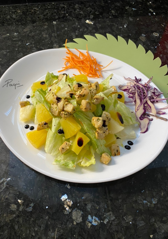 Una foto de Ensalada 🥗 de pollo 🐔 y piña 🍍