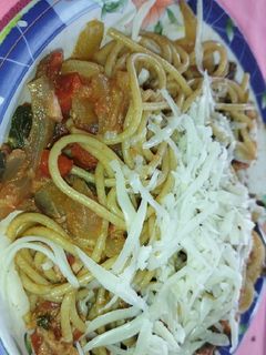 Una foto de Espaguetis integrales con verduras y atún