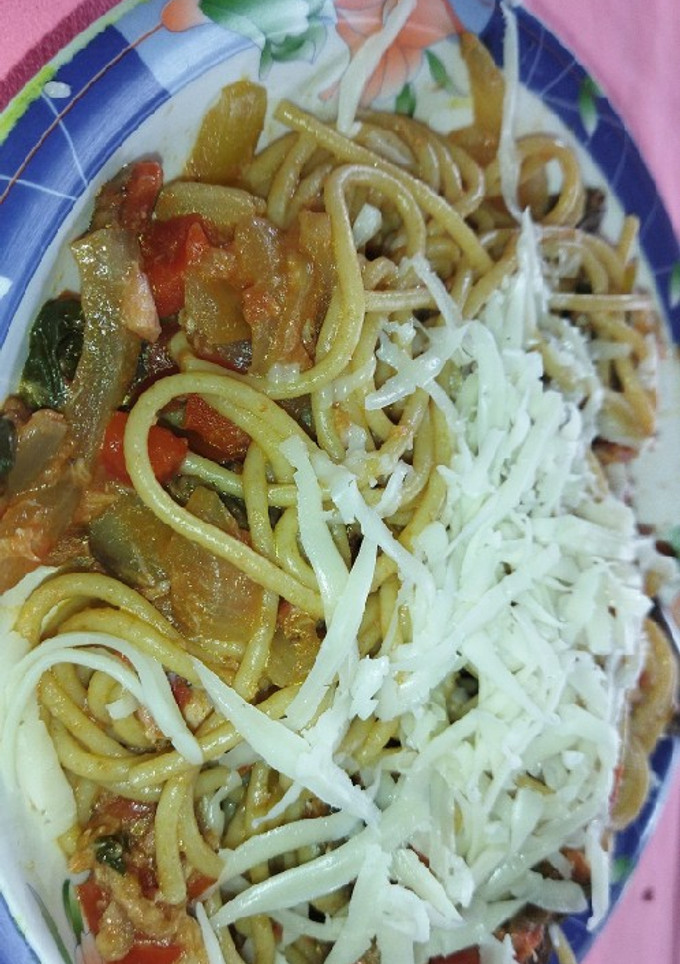 Una foto de Espaguetis integrales con verduras y atún