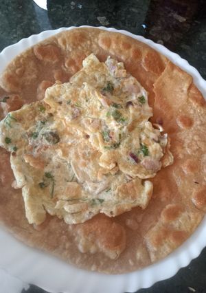 A picture of Anda paratha.