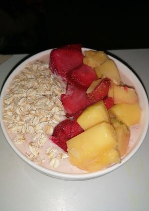 Gambar Plain yogurt with  frozen fruits