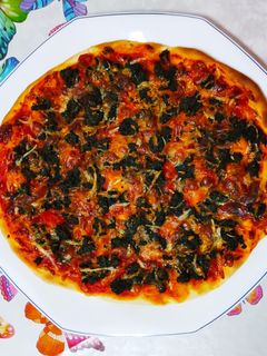 Una foto de Pizza casera de espinacas