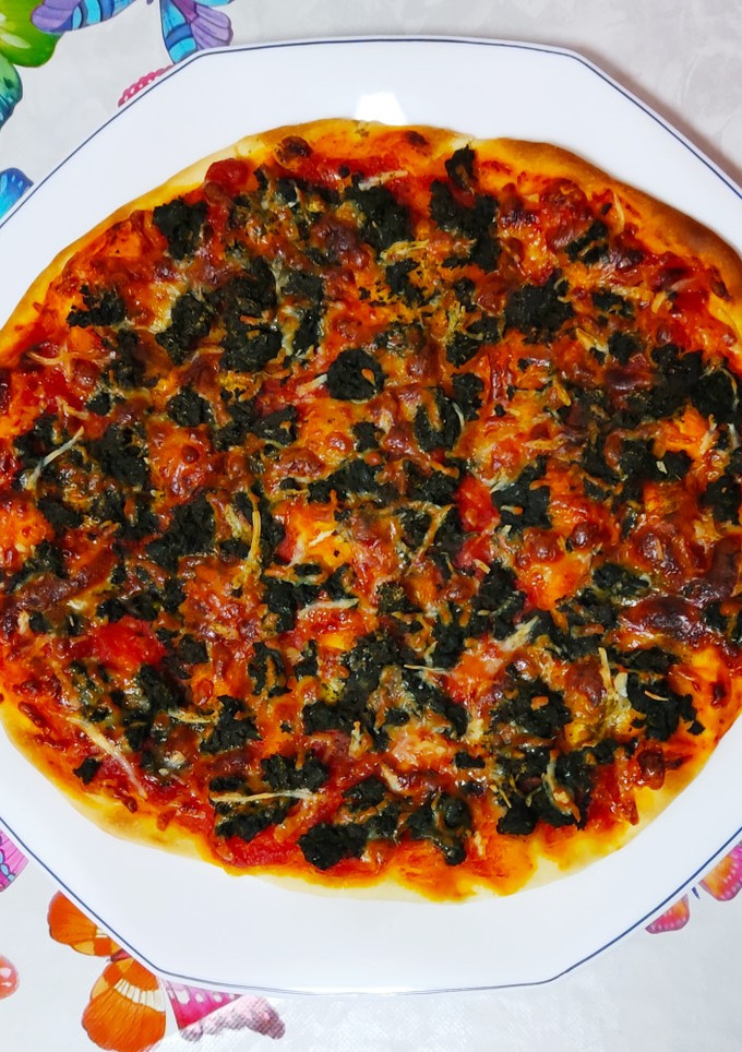 Una foto de Pizza casera de espinacas