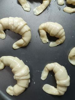 Una foto de Medialunas de manteca (sin hojaldre). Fáciles y económicas 💕🥐