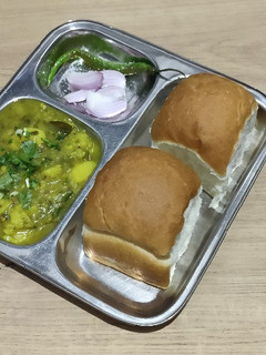 પાવ બટાકા (Pav Bataka Recipe in Gujarati) રેસીપી મુખ્ય ફોટો