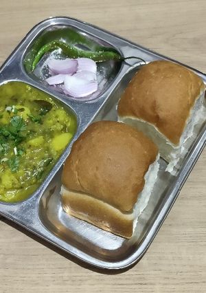 પાવ બટાકા (Pav Bataka Recipe in Gujarati) રેસીપી મુખ્ય ફોટો