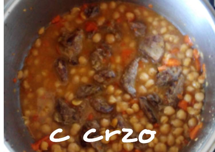 Garbanzos con carne de corzo