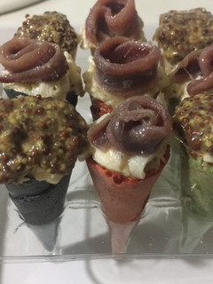 Una foto de Mini conos rellenos de ensalada de Mar
