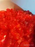Mermelada de manzana de color rojo