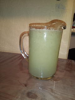 Una foto de Agua de pepino con limón y chía