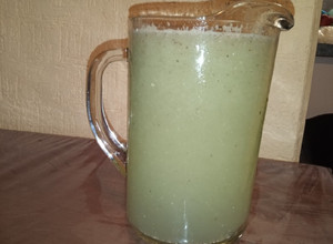 Una foto de Agua de pepino con limón y chía