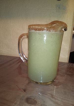 Una foto de Agua de pepino con limón y chía
