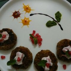 A picture of Galouti kebab with Rajma.