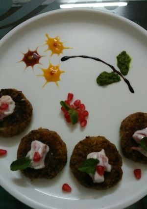 A picture of Galouti kebab with Rajma.