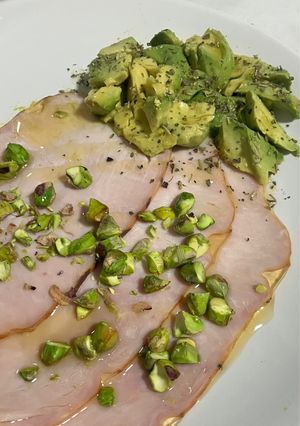 Una foto de Cena fría de fiambre de pavo, con aguacate y pistachos !!