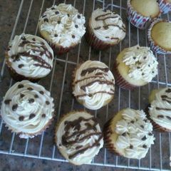 A picture of Vanilla Cupcakes with Dazzling of Chocolate.