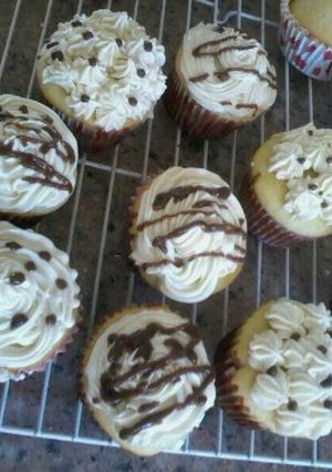 A picture of Vanilla Cupcakes with Dazzling of Chocolate.
