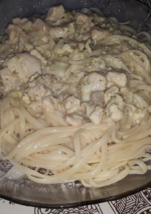 Una foto de Fideos con salsa blanca de pollo ♡