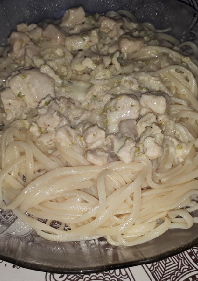 Una foto de Fideos con salsa blanca de pollo ♡
