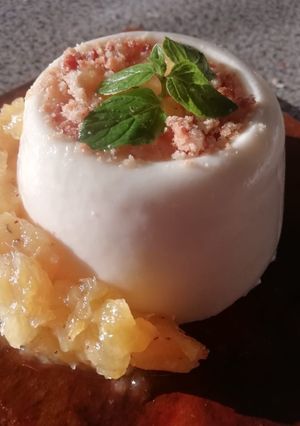 Una foto de Panna cotta de coco rellena de coulis de piña 🥥🍍