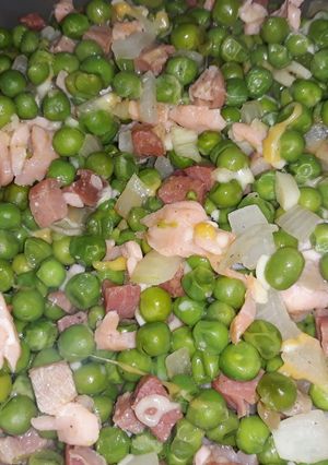 Una foto de Guisantes con jamón y salmón ahumado