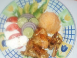 Pernil de pollo en salsa BBQ Chipotle, y ensalada caprese
