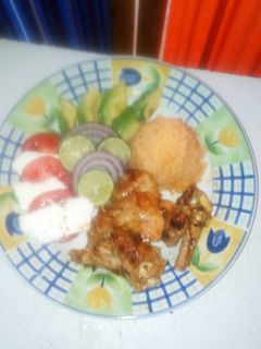 Una foto de Pernil de pollo en salsa BBQ Chipotle, y ensalada caprese