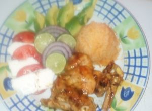 Una foto de Pernil de pollo en salsa BBQ Chipotle, y ensalada caprese