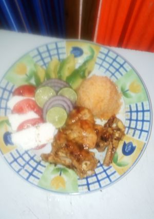 Una foto de Pernil de pollo en salsa BBQ Chipotle, y ensalada caprese