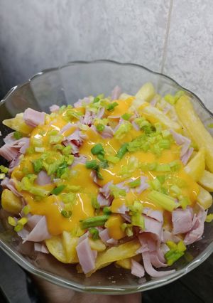 Una foto de 🍟Papas fritas, con queso cheddar, jamón cocido y cebolla de verdeo