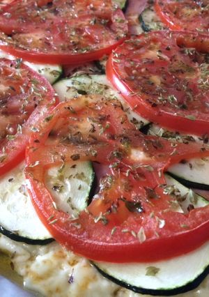 Una foto de Pizza de patatas y verduras con jamón y queso