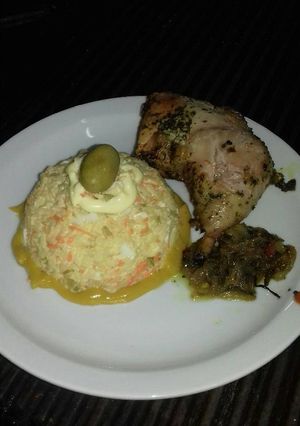 Una foto de Pollo salteado con timbal de arroz